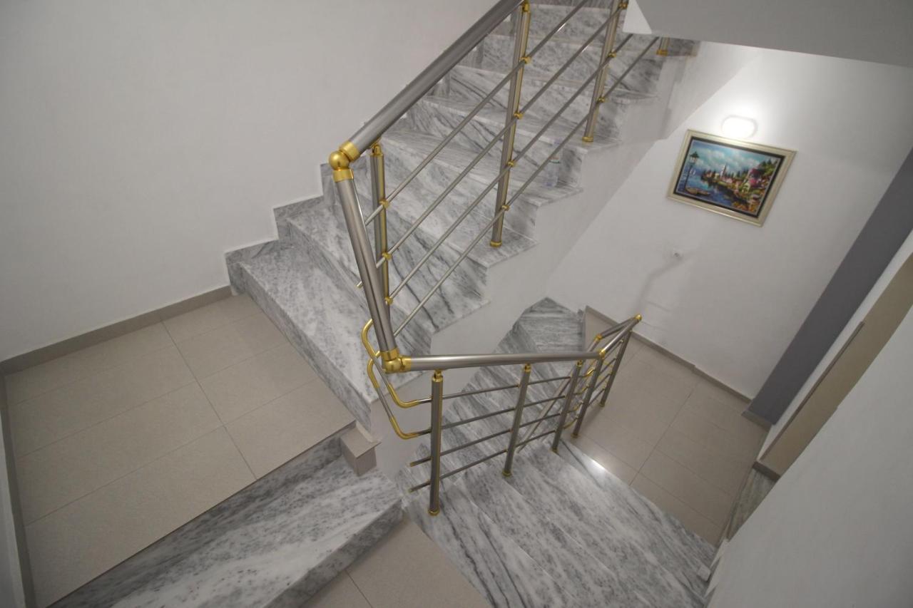Doka Center Apartments Sarandë Buitenkant foto