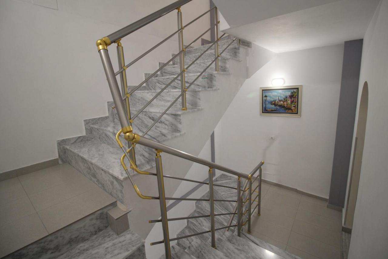 Doka Center Apartments Sarandë Buitenkant foto